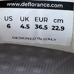 NIB De Florance "Vintage Sneaker"  - US Woman's size 6 - Beige & Black